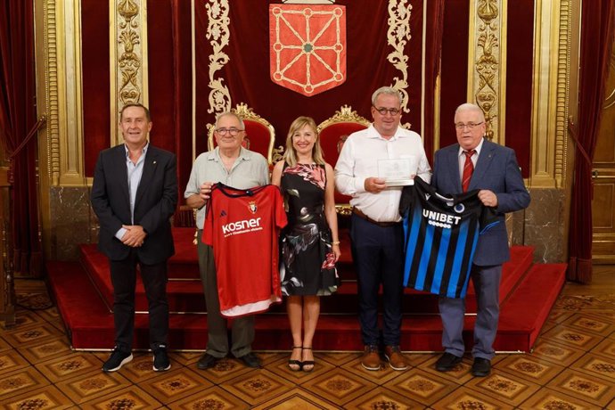 Rafael del Amo, presidente y vicepresidente de la Federación Navarra de Fútbol; el presidente de Osasuna, Luis Sabalza; la consejera López; el directivo del Club Brujas, Sam Sabbe; y el director gerente del IND, Miguel Ángel Pozueta.