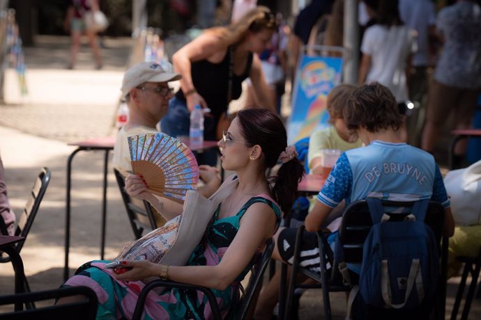 Archivo - Arxiu - Una persona es venta al parc de la Ciutadella, a 18 de juliol de 2023, a Barcelona, Catalunya (Espanya). 