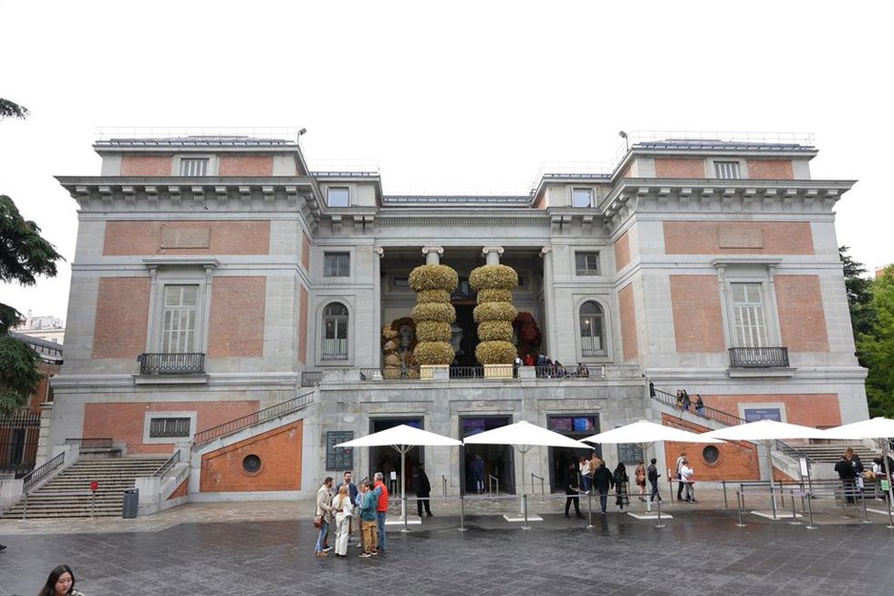 Archivo - Varias personas esperan para entrar en el Museo Nacional del Prado o.