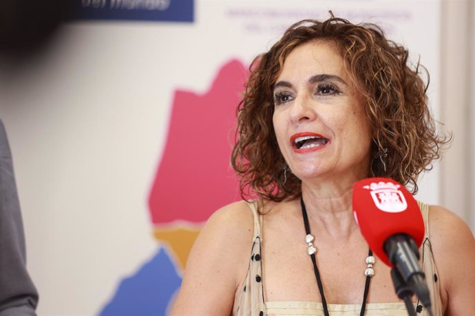 La ministra de Hacienda en funciones, María Jesús Montero, este martes en declaraciones a los medios de comunicación en San Roque (Cádiz).