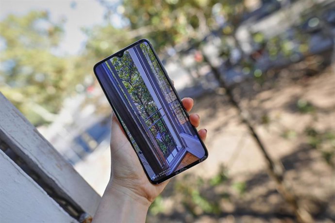 Archivo - Una persona con su móvil