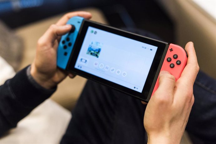Archivo - FILED - 01 March 2017, Berlin: A man plays with the Nintendo Switch. Photo: picture alliance / Christophe Gateau/dpa