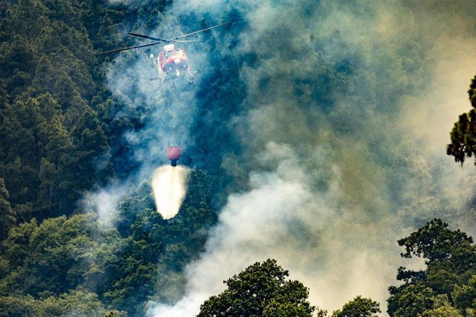Un helicóptero trabaja en la extinción del incendio forestal en Tenerife