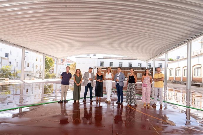 La consejera de Desarrollo Educativo y Formación Profesional, Patricia del Pozo, durante su visita al Instituto de Educación Secundaria (IES) Clara Campoamor de Huelva.