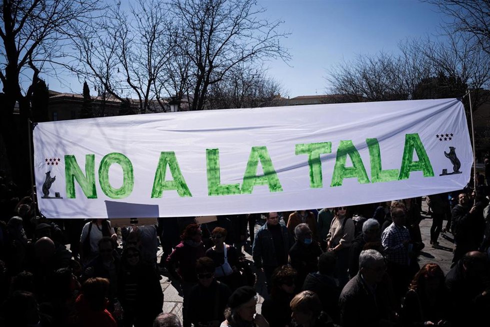 Archivo - Vecinos de Arganzuela y Carabanchel se concentran contra la tala de árboles en Madrid Río y Comillas por las obras del Metro