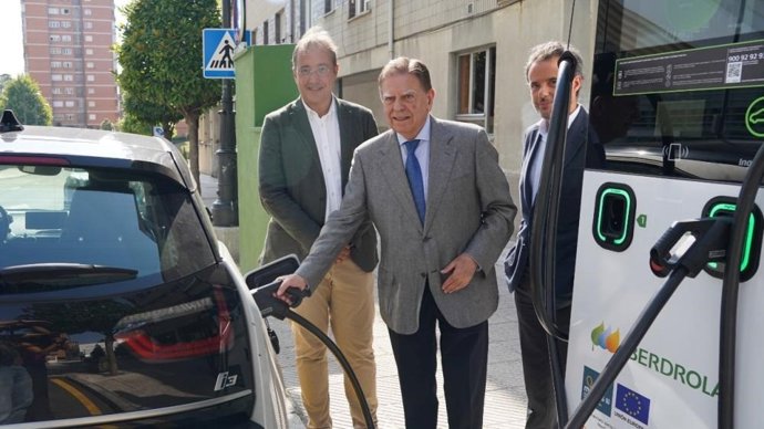 Alfredo Canteli, en el centro