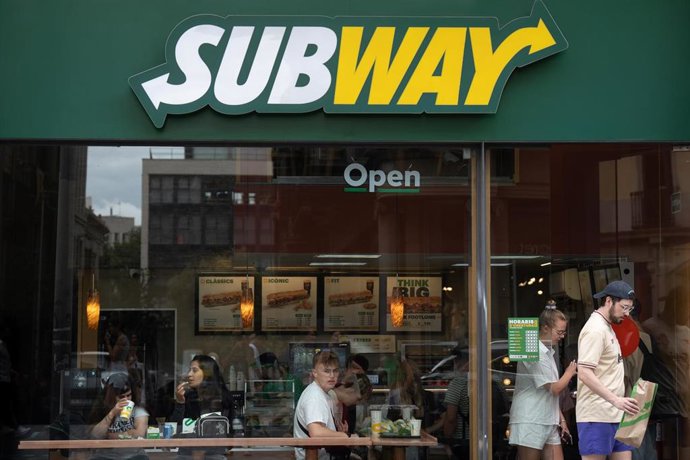 Un restaurante de la franquicia Subway en Barcelona, a 7 de agosto de 2023, en Barcelona, Catalunya (España). Subway IP Inc. es una cadena de restaurantes de comida rápida estadounidense especializada en la elaboración de sándwich submarino y bocadillos