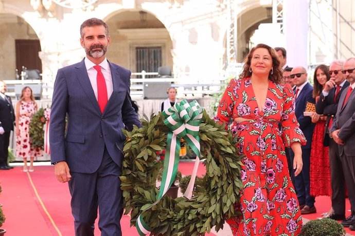 Los consejeros Ramón Fernández-Pacheco y Carmen Crespo, este jueves en Almería en el homenaje que se tributa a 'Los Coloraos'.