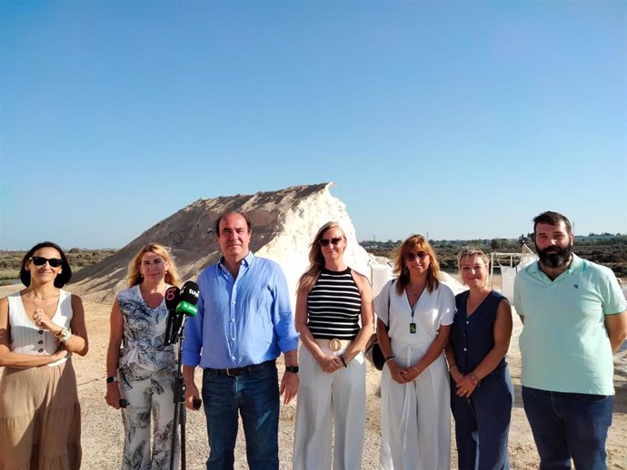 La delegada territorial de Economía, Hacienda, Fondos Europeos y de Industria, Energía y Minas en Cádiz, Inmaculada Olivero, en una visita a la salina Santa Ana de Bartivás, situada en Chiclana de la Frontera (Cádiz)