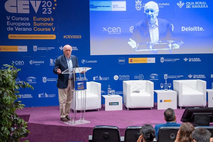 El exvicepresidente de la Comisión Europea Joaquín Almunia particia en los Cursos Europeos de Verano en Pamplona.