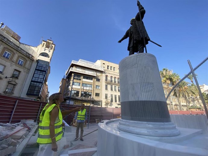 La alcaldesa de Huelva, Pilar Miranda, durante la visita a las obras de la fuente de la Plaza de las Monjas.