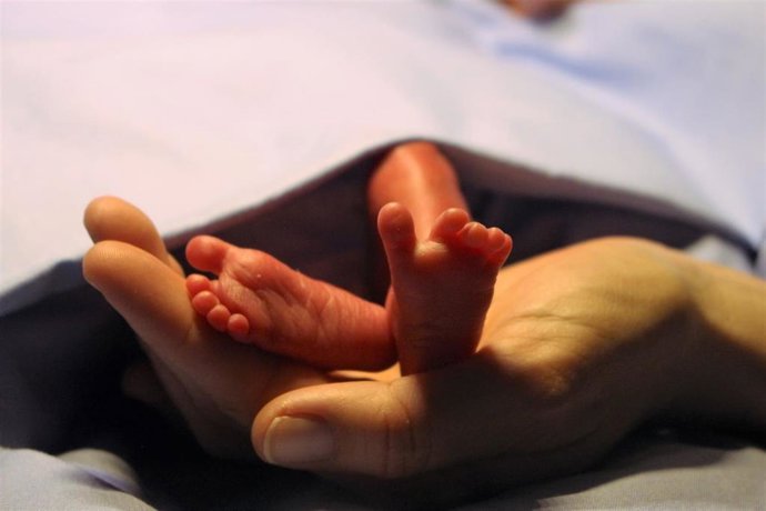 Es un protocolo específico para bebés nacidos con un peso inferior a los 1.500 gramos o con una edad gestacional menor de 32 semanas porque tienen un riesgo más elevado de sufrir trastornos en el desarrollo o discapacidad.