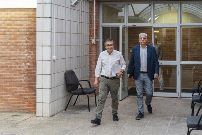 El secretario autonómico de Educación, Daniel MacEvoy (d), y el conseller de Educación, Universidades y Ocupación, José Antonio Rovira (i), a su salida de una rueda de prensa, en la Conselleria de Educación, Universidades y Ocupación