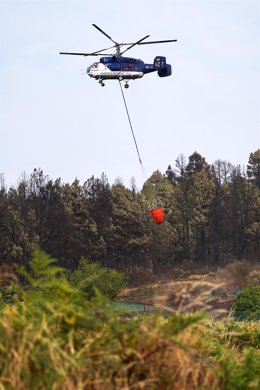 Archivo - Un helicóptero trabaja en la extinción del incendio forestal en el norte de Tenerife