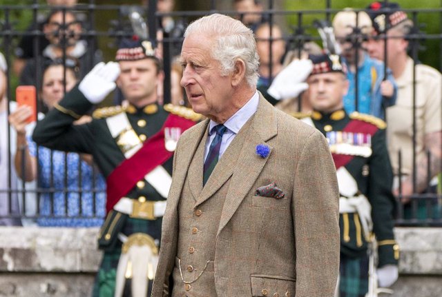 21 August 2023, United Kingdom, Balmoral: King Charles III inspects Balaklava Company, 5th Battalion, The Royal Regiment of Scotland, at the gates of Balmoral, as he takes up summer residence at the castle. Photo: Jane Barlow/PA Wire/dpa