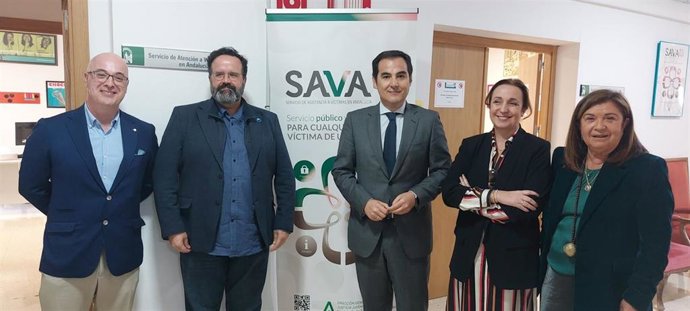 EL consejero de Justicia, Administración Local y Función Pública,  José Antonio NIeto, durante una visita al SAVA de Huelva.