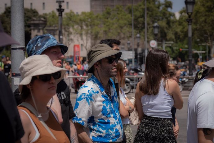 Archivo - Arxiu - Diverses persones amb barrets per protegir-se del sol, a Les Rambles, a 18 de juliol de 2023, a Barcelona, Catalunya (Espanya).