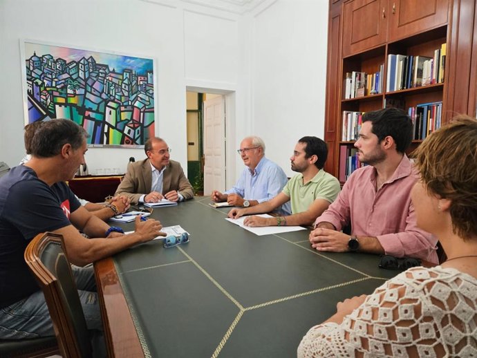 El alcalde de Cáceres, Rafael Mateos, se reúne con la Unión de Cofradías Penitenciales
