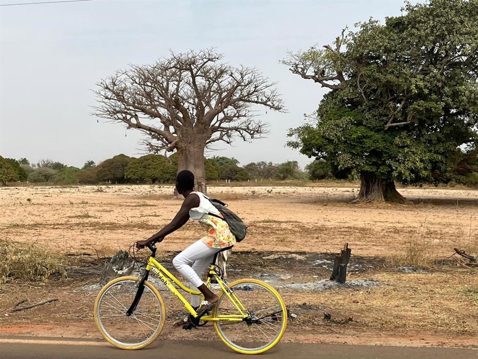 Una alumna utilizando una bicicleta de la ONG BIcicletas Sin Fronteras (BSF)