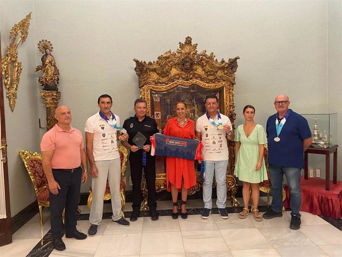 La presidenta de la Diputación de Cádiz, Almudena Martínez, recibe a bomberos y policías de Sherrypol tras sus resultados en los juegos mundiales de Canadá