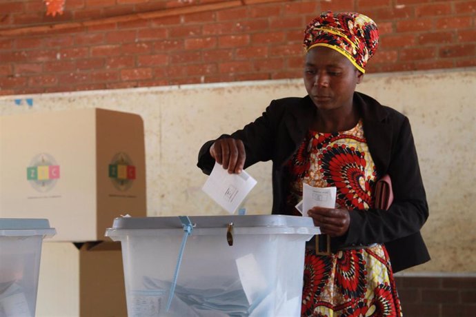 Una mujer ejerce su derecho al voto en las elecciones generales de Zimbabue de 2023.