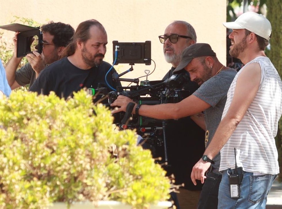 El director de cine Álex de la Iglesia supervisa el rodaje de la serie '1992' para Netflix, ambientada en Sevilla, en escenas localizadas en la isla de la Cartuja.