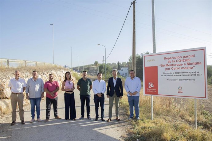 Andrés Lorite (segundo por la derecha) en la visita a la reparación parcial realizada en la CO-5209 'De Monturque a Montilla por Cerro Macho'.