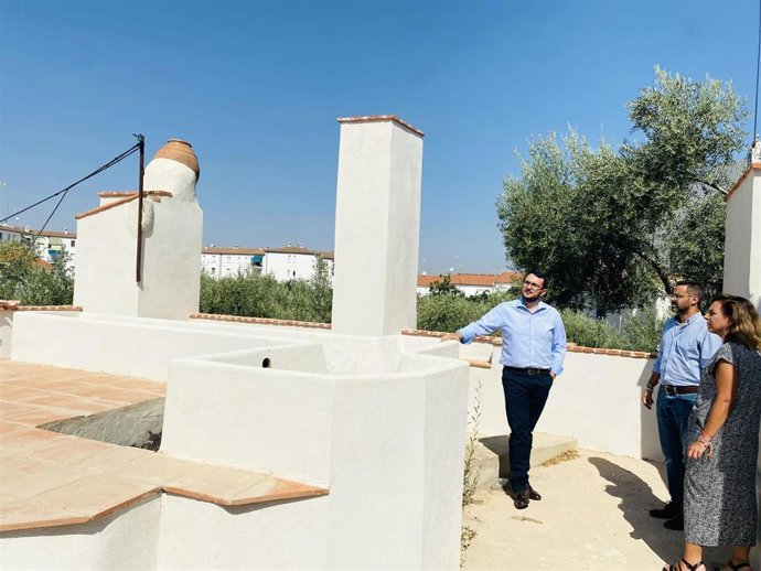 El diputado del Área de Desarrollo Rural, Reto Demográfico y Turismo, Francisco Buenavista García, durante su visita a Olivenza, junto al alcalde, Manuel José González Andrade.