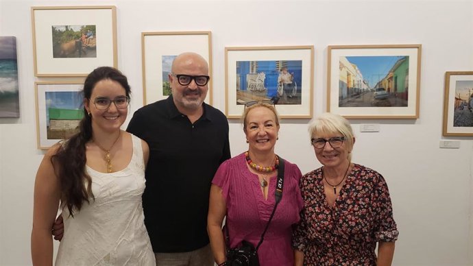 El concejal de Cultura, Juan Carlos Monroy, con las autoras de la exposición.