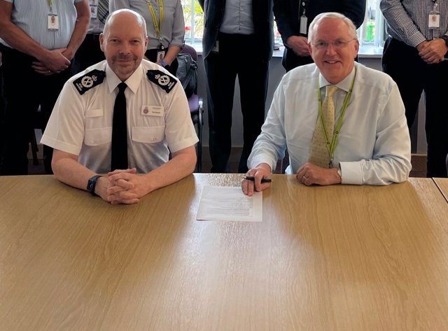Gloucestershire Constabulary Chief Constable Rod Hansen and Police and Crime Commissioner Chris Nelson at the Niche Technology contract signing.