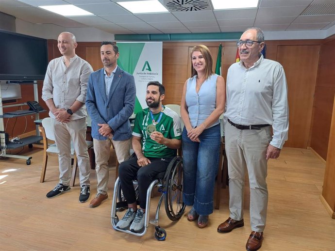 La delegada de Turismo, Cutura y Deporte, Teresa Herrera, y el diputado provincial de Deportes y Unidad de Gestión de La Rábida, Juan Daniel Romero, reciben al deportista onubense Francisco Motero.