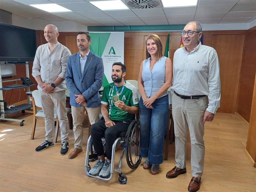 La delegada de Turismo, Cutura y Deporte, Teresa Herrera, y el diputado provincial de Deportes y Unidad de Gestión de La Rábida, Juan Daniel Romero, reciben al deportista onubense Francisco Motero.