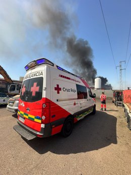 Ambulancia en la zona del incendio en el polígono industrial de Lobón