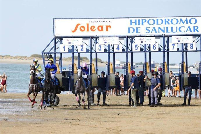 Carreras de caballos durante el primer ciclo en la playa de Sanlúcar de Barrameda 
