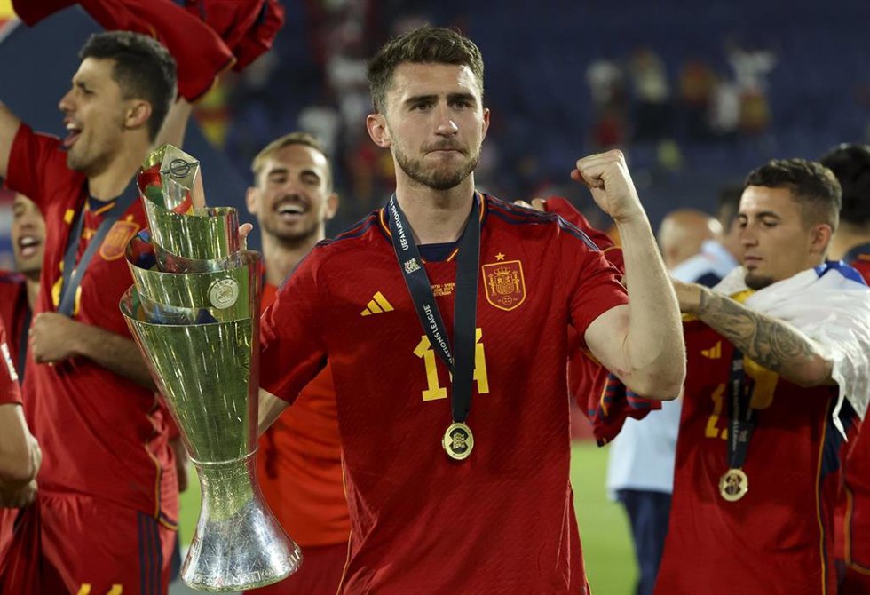Archivo - Aymeric Laporte posando con la copa de la UEFA Nations League.
