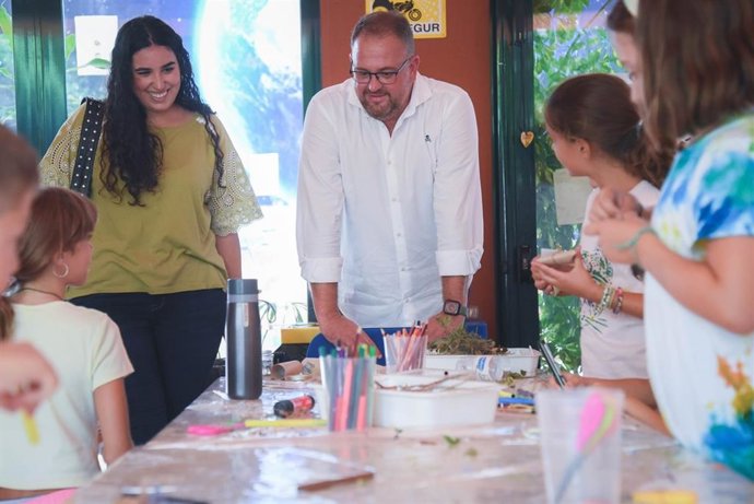 El alcalde de Mérida visita uno campamento urbano.