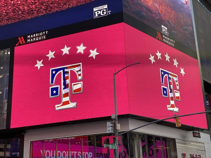 Archivo - FILED - 09 November 2019, US, New York: A general view of the sign of a branch of mobile communications provider T-Mobile US at Times Square. A USjudge on Tuesday approved T-Mobile's takeover of Sprint, a move that will create a rival to the 