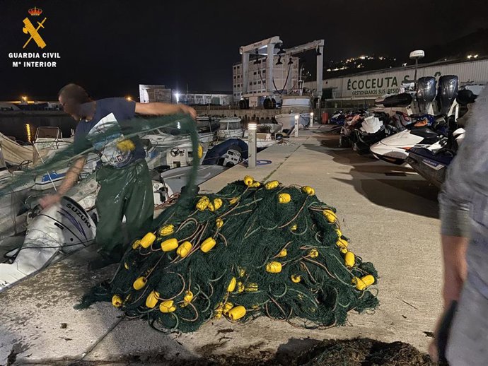 La Guardia Civil interviene las redes prohibidas con las que faenaba un pesquero marroquí en la costa de Ceuta