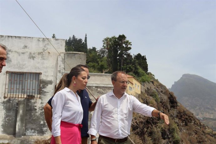 La consejera de Turismo del Gobierno de Canarias, Jessica De León, y el presidente del Cabildo de La Palma, Sergio Rodríguez, en una visita al mirador de La Punta