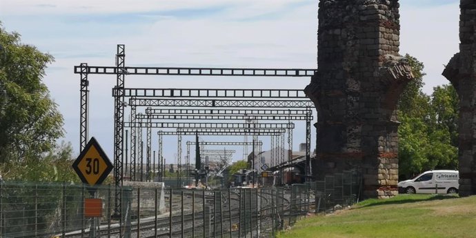 Catenarias de la línea de alta velocidad en la entrada a la estación de Mérida.