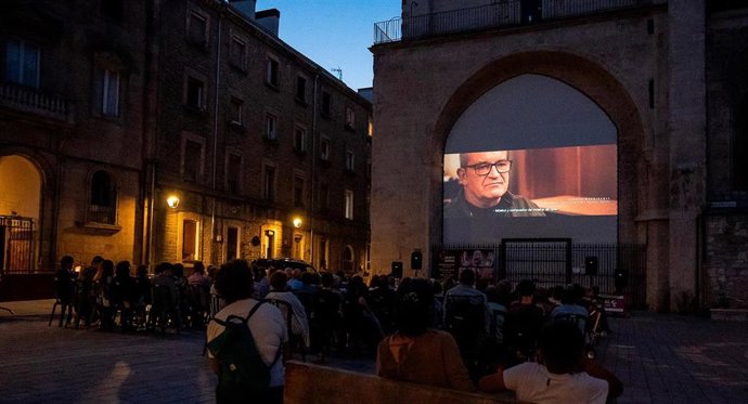 La plaza de la Catedral Santa María de Vitoria acoge el viernes y sábado una doble sesión de cine al aire libre