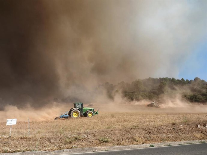 Imágenes del incendio forestal que se ha declarado este jueves por la tarde en Artajona (Navarra). Han sido movilizados bomberos así como dos helicópteros y dos aviones de carga en tierra. El Gobierno de Navarra ha solictado medios aáereos al Ministerio.