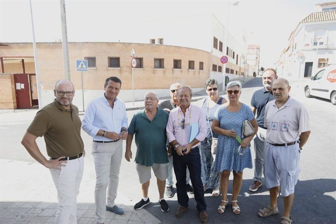 El alcalde de Córdoba, José María Bellido, y el teniente de alcalde delegado de Inclusión, Accesibilidad y Movilidad, Bernardo Jordano, con vecinos del barrio de Zumbacón.
