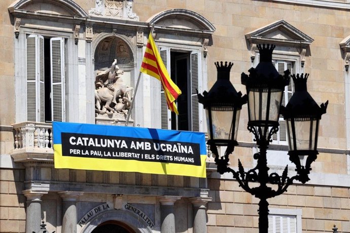Pancarta a favor de Ucrania en el balcón del Palau de la Generalitat