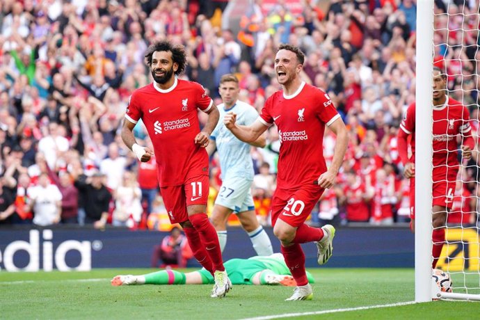 Mohamed Salah junto a Diogo Jota celebrando un gol.