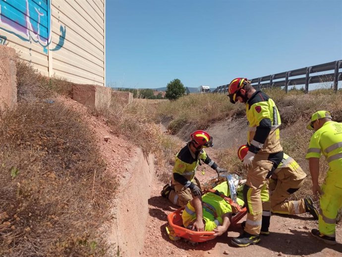 Bomberos de la DPT rescatan a un trabajador de carreteras que cayó por un terraplén de dos metros en Valdecebro