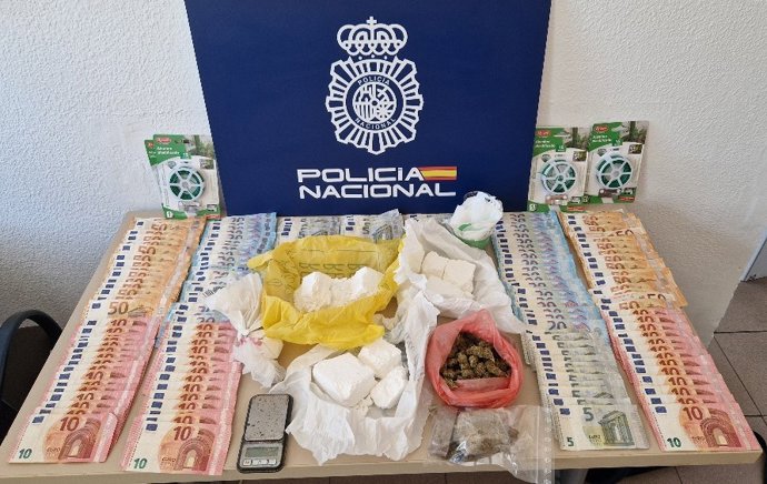 Droga y dinero intervenido.