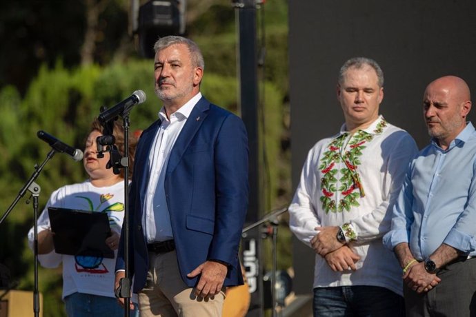 L'alcalde de Barcelona, Jaume Collboni, al costat del delegat del Govern a Catalunya, Carlos Prieto, i el cnsol d'Ucrana a Barcelona, Artem Vorobyov.