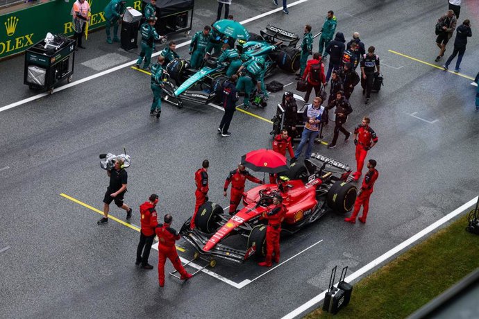 Archivo - Fernando Alonso y Carlos Sainz