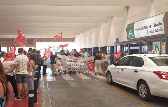 Concentración de trabajadores en las puertas de la cafetería del Hospital Reina Sofía de Córdoba.